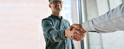 Klimaschutz-Macher: Zwei Männer geben sich die Hand.