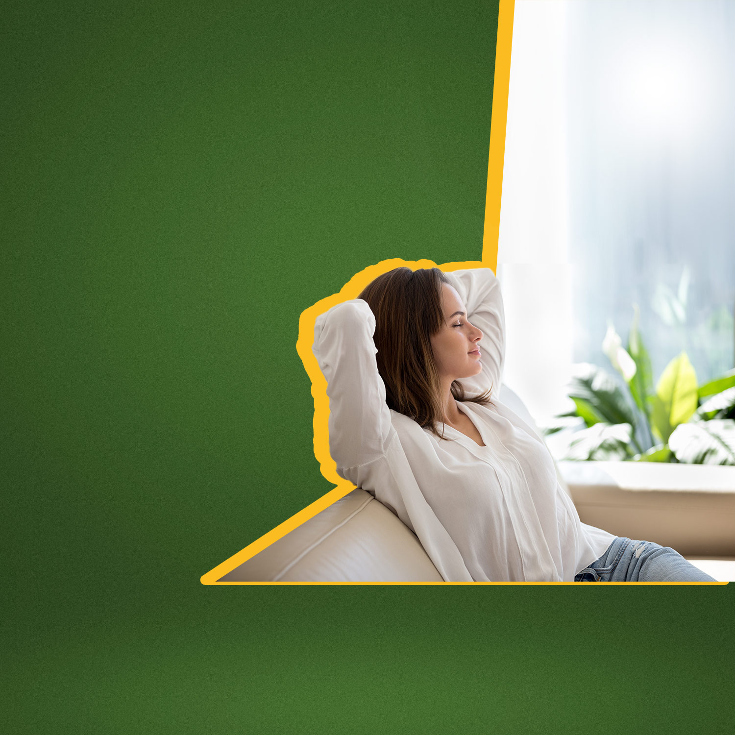 Frau sitzt entspannt auf einem Sofa und genießt Wohnkomfort und gutes Raumklima.